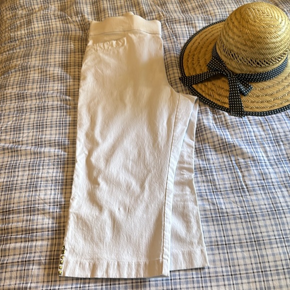 89th & Madison stretch white Capris - Picture 2 of 3